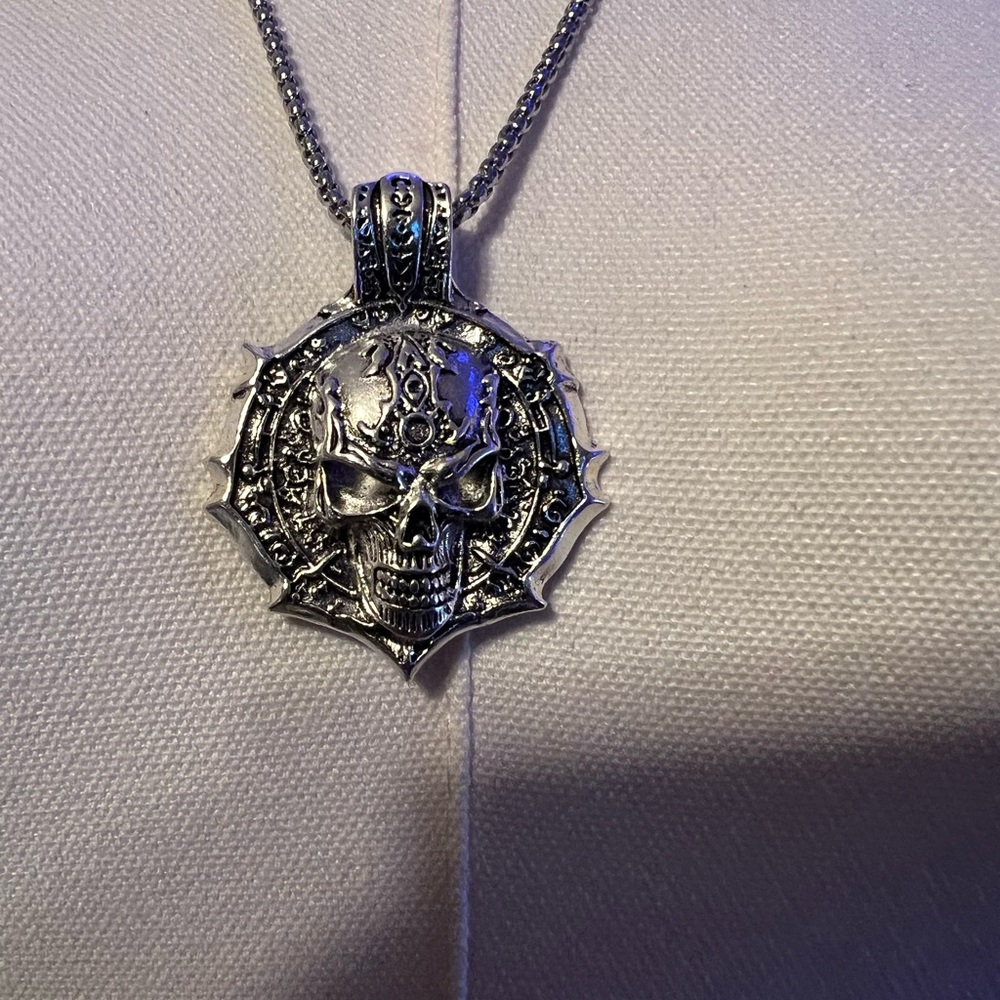 Brand New Silver Skull Pendant Necklace